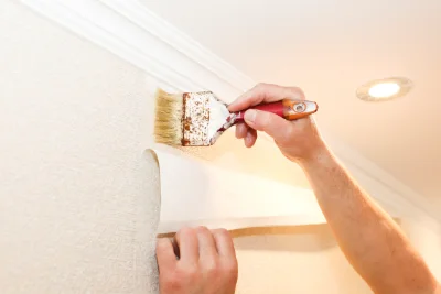 Pose de papier peint à Feuillade — revêtements muraux et toiles de verre